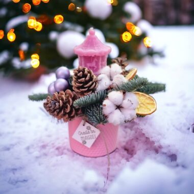 Îmbrățișează lumina sărbătorilor cu un aranjament de Crăciun ce include lumanare în forma de Carusel. Surprinde farmecul și căldura sezonului în fiecare detaliu.