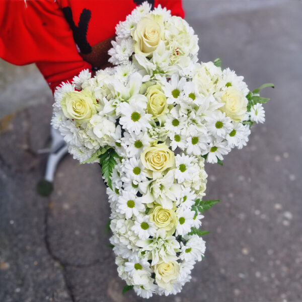 Cruce funerara alba