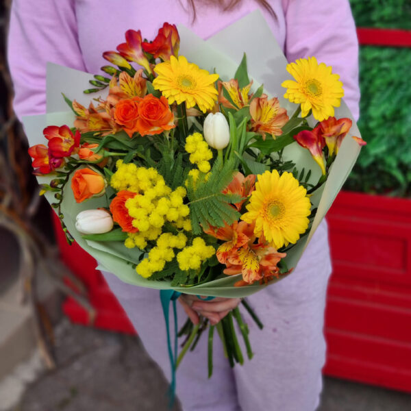 Buchet cu flori in nuante de galbene si portocaliu standard