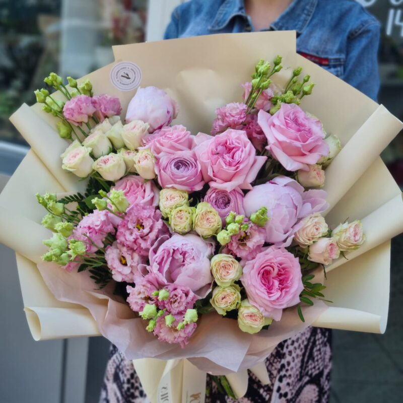 Buchet de flori mixte în nuanțe pastelate