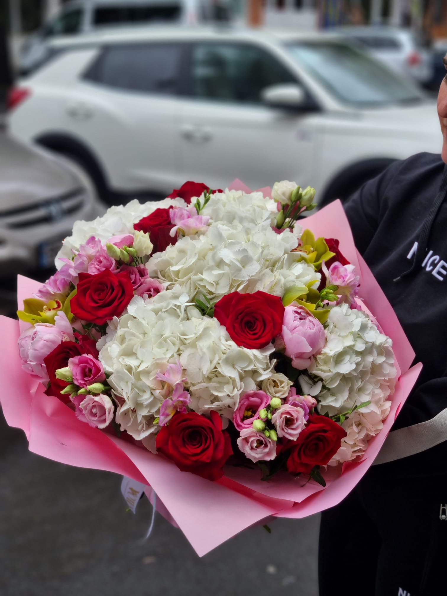 Buchet romantic cu trandafiri roșii și hortensii – Livrare flori în Brăila Buchet romantic cu trandafiri roșii și hortensii – Livrare flori în Brăila