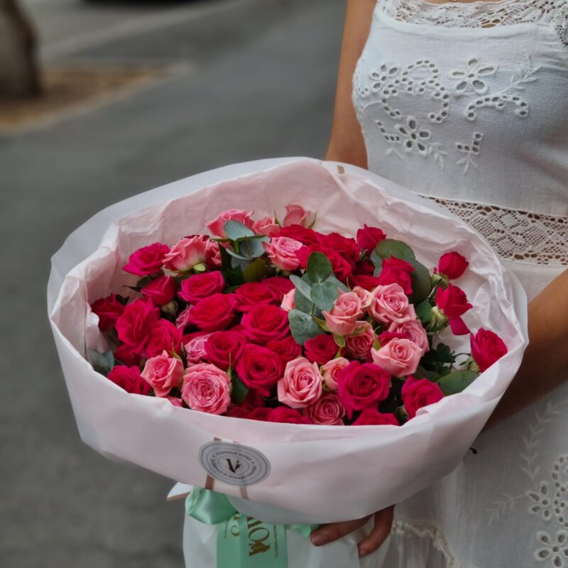 Buchet cu miniroze delicate – Florăria Vows Brăila