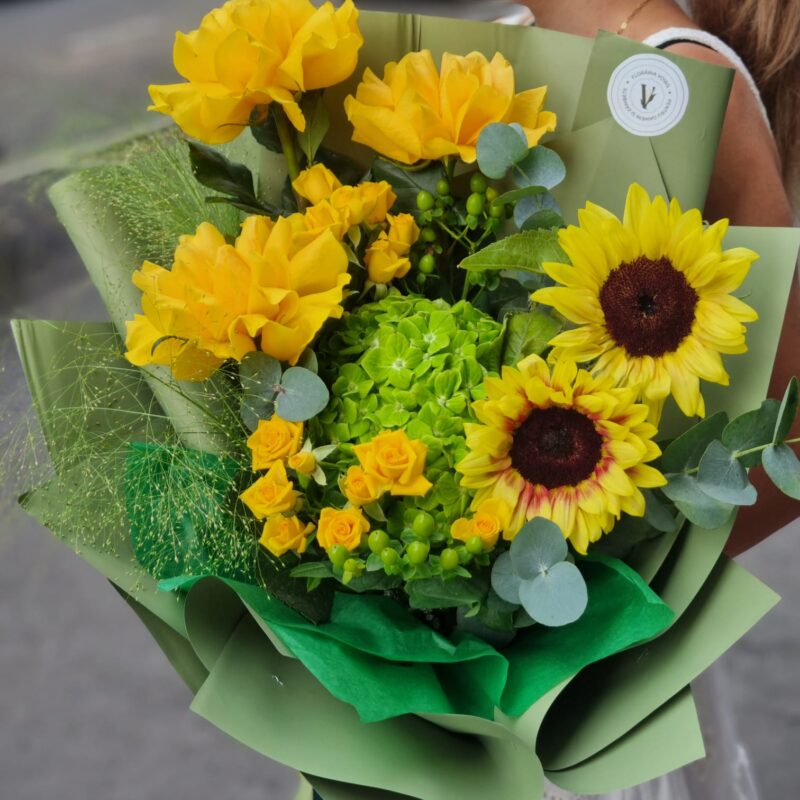 Buchet colorat cu floarea-soarelui și trandafiri