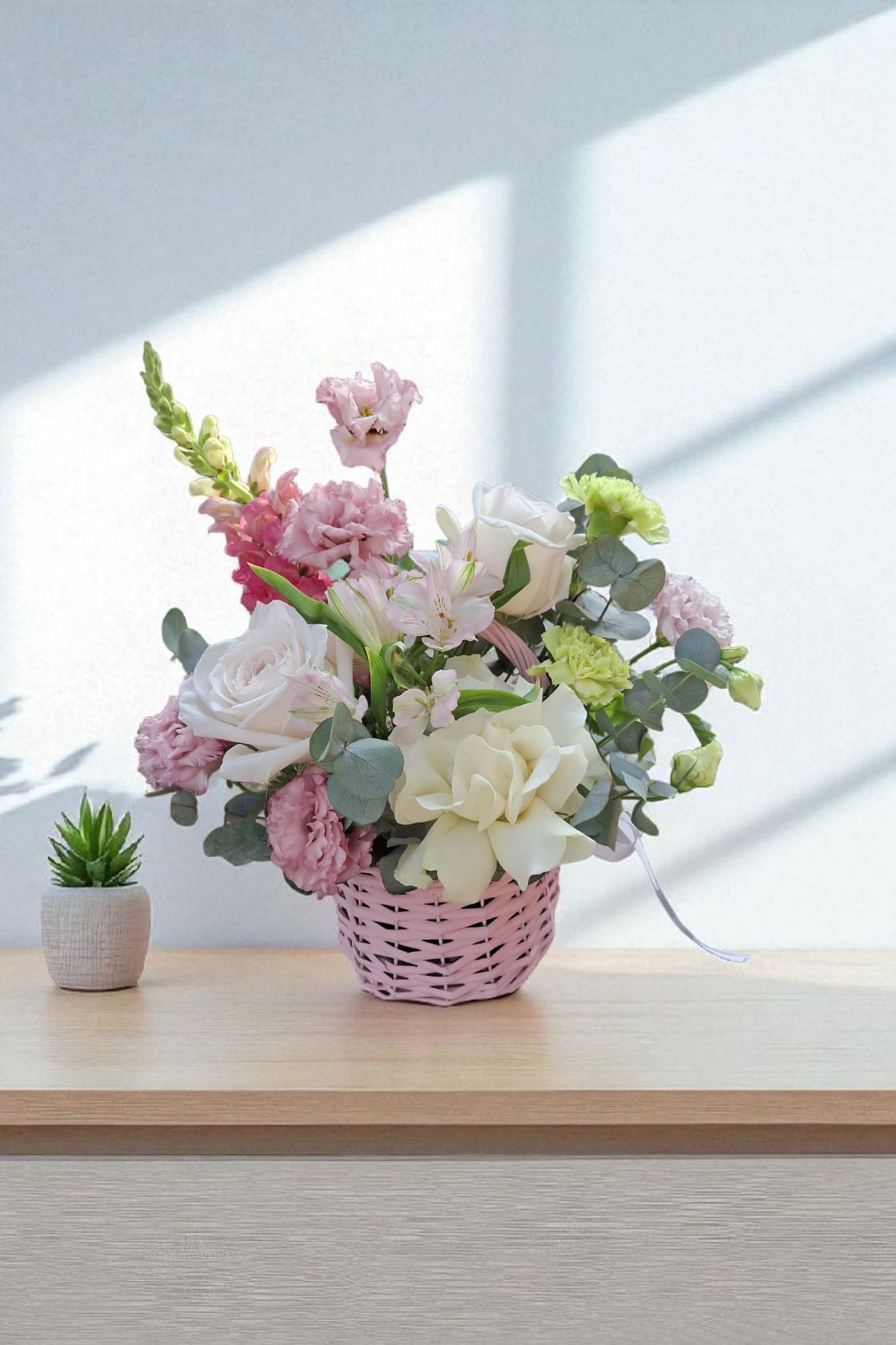 Aranjament floral mixt tip surpriză, în coș decorativ – „Buchetul Zilei” Aranjament floral mixt tip surpriză, în coș decorativ – „Buchetul Zilei”