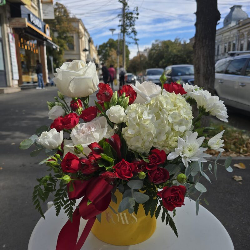Aranjament floral Vows Box cu flori de sezon și cromatică personalizată, livrare în Brăila – Florăria Vows