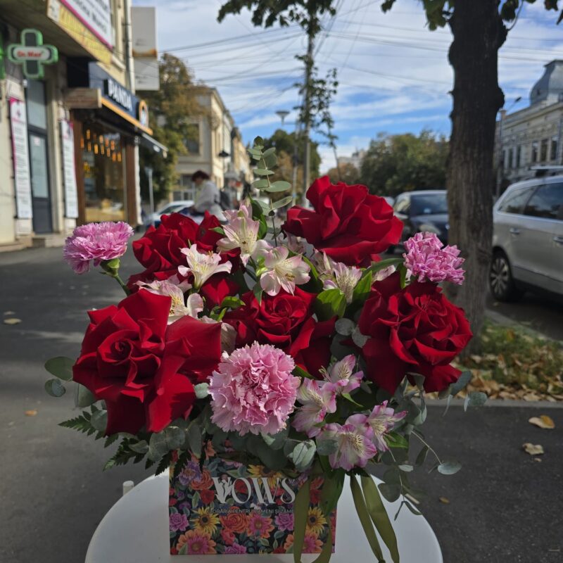 Buchet elegant în nuanțe de roz intens și roșu, cu flori proaspete și ambalaj modern – Florăria Vows Brăila