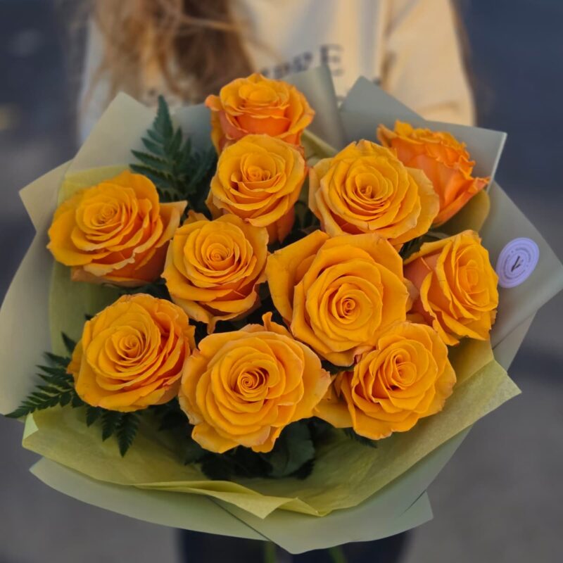 11 trandafiri galbeni